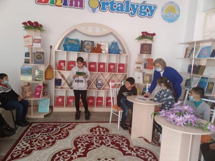 Ыбырай Алтынсарин атындағы орта мектебінде Рухани жаңғыру бағдарламасы аясында Тұтас қоғамның және әрбір Қазақстандықтың санасын жаңғырту бағыты бойынша "Келіңіз, кітап оқиық"тақырыбында 5 сынып жетекшісі Э. Сарымбекованың ұйымдастыруымен  ауылдық