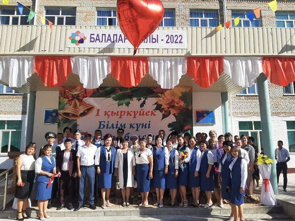 Ұстаз бай білімге, ақылға, Жетеді бәріне шыдамы. Дәрігер, әкім де ақын да, Ұстаздан білім-ап шығады. Құрметті ұстаздар мерекелеріңізбен!